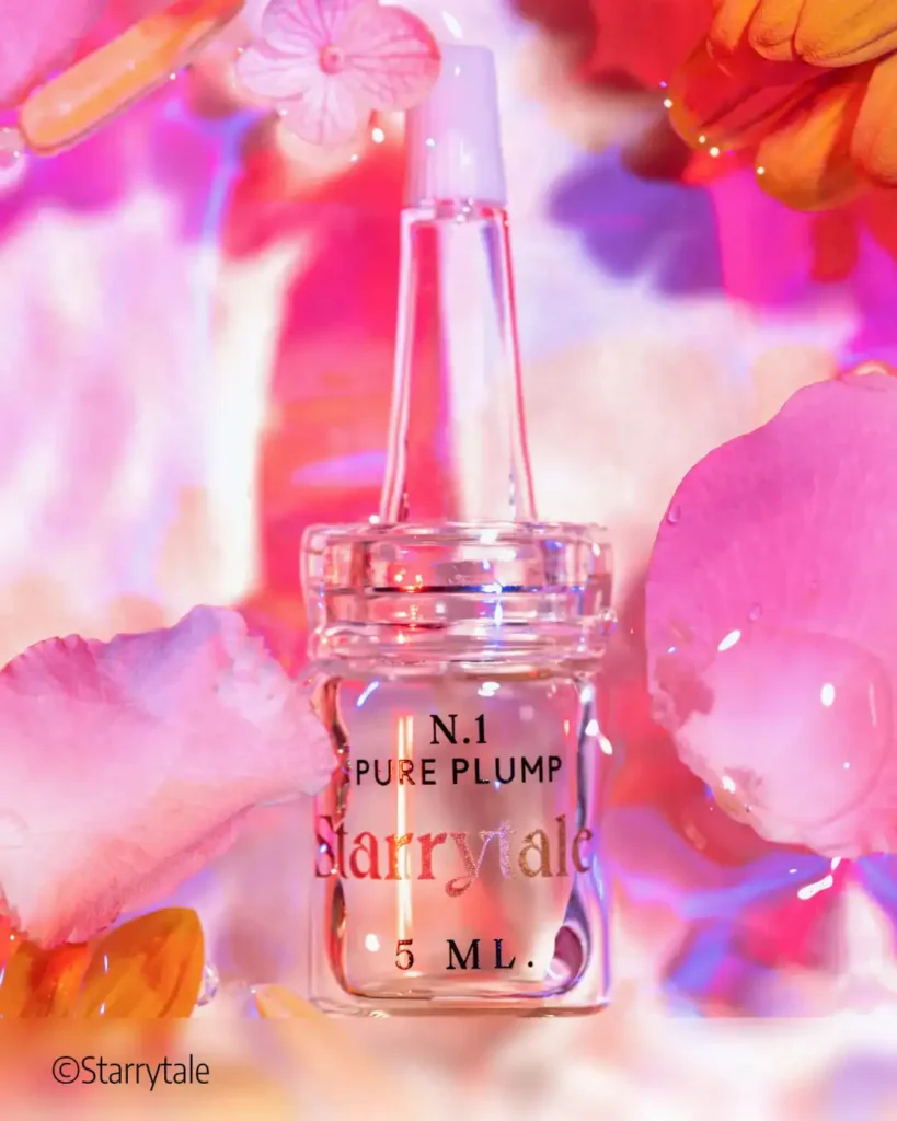 produit en verre transparent sur un fond floral très coloré rose, rouge et violet
